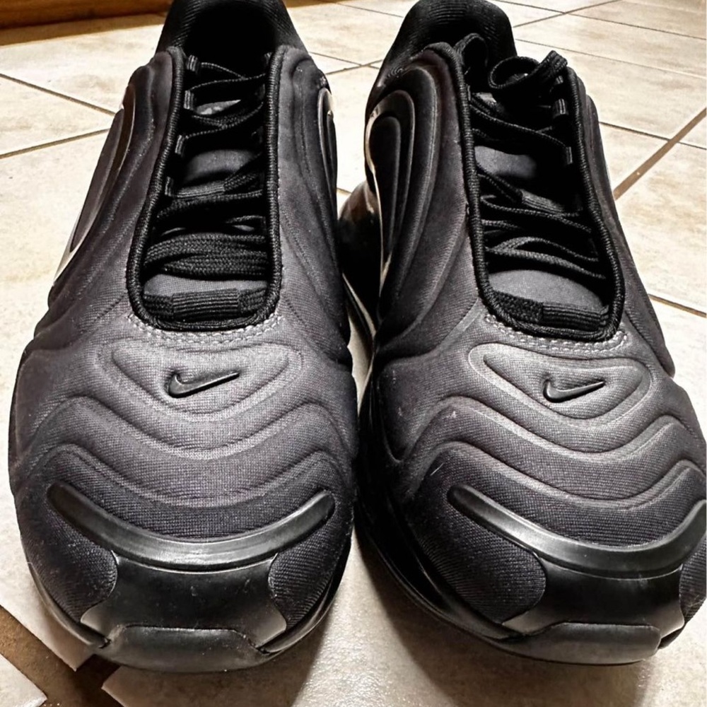 Black Nike Airmax 720 Women’s tennis shoes  size 6.5